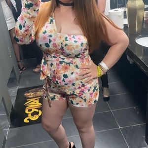 Floral one shoulder romper 😍